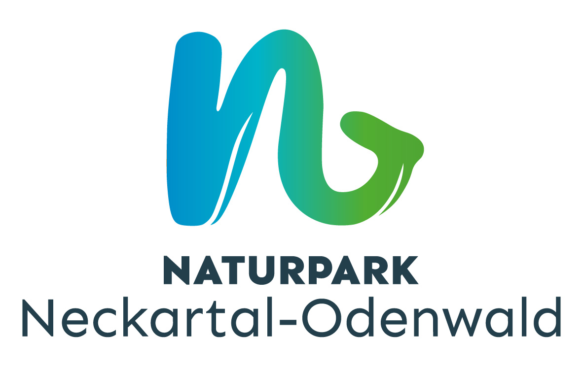 Logo des Naturparks Neckartal-Odenwald mit einem geschwungenen, blau-grünen 'N' darüber.